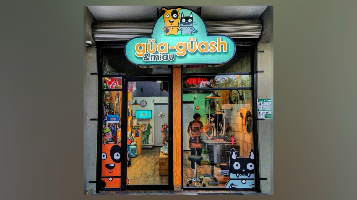 Fachada de Guaguash & Miau con su letrero